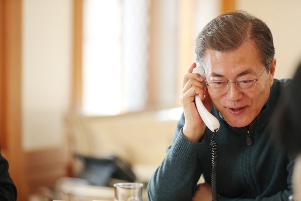 문재인대통령이 2018년 새해를 맞아 국민과의 전화통화를 하고 있다. (사진=청와대)