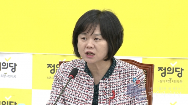 이정미 정의당 대표가 15일 오전 서울 여의도 국회에서 열린 긴급 의원총회에서 모두발언을 하고 있다.