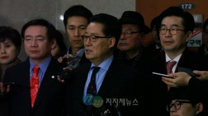 [포토뉴스] 탈당 기자회견하는 박지원 의원