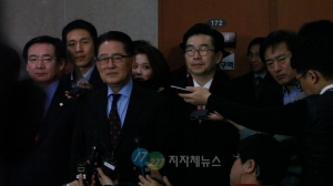 [포토뉴스] 탈당 기자회견하는 박지원 의원