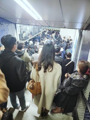 [포토] 교통대란에 지하철 역사 앞에 줄 선 사람들